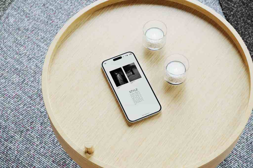 Vela Minimal iPhone Mockup